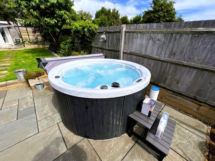 1000 Series Round Hot Tub