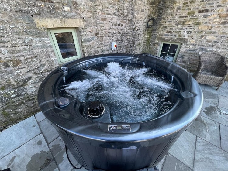 1000 Series Round Hot Tub