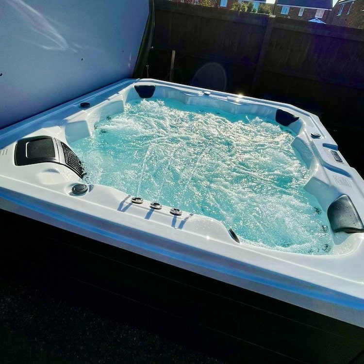 Retreat Bay XL 32A Twin Pump hot tub by H2O