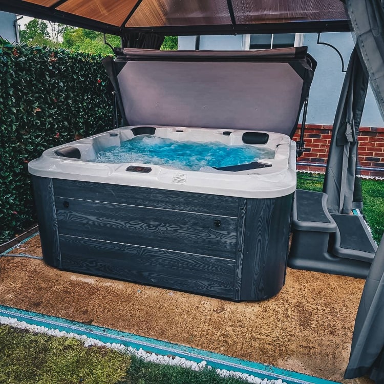 4200 Series 32A (Twin Pump) hot tub by H2O