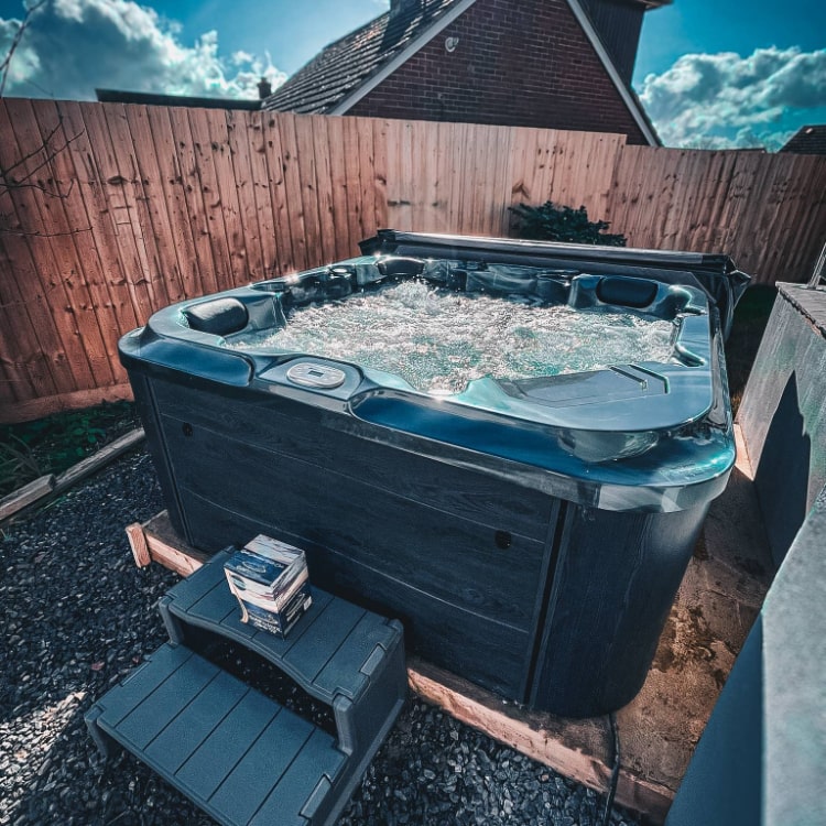 4200 Series 32A (Twin Pump) hot tub by H2O