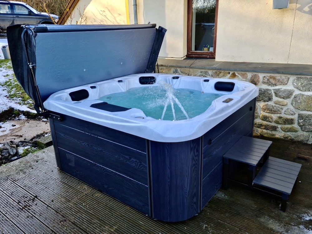 Retreat Plus (13A Plug & Play) hot tub by H2O Hot Tubs