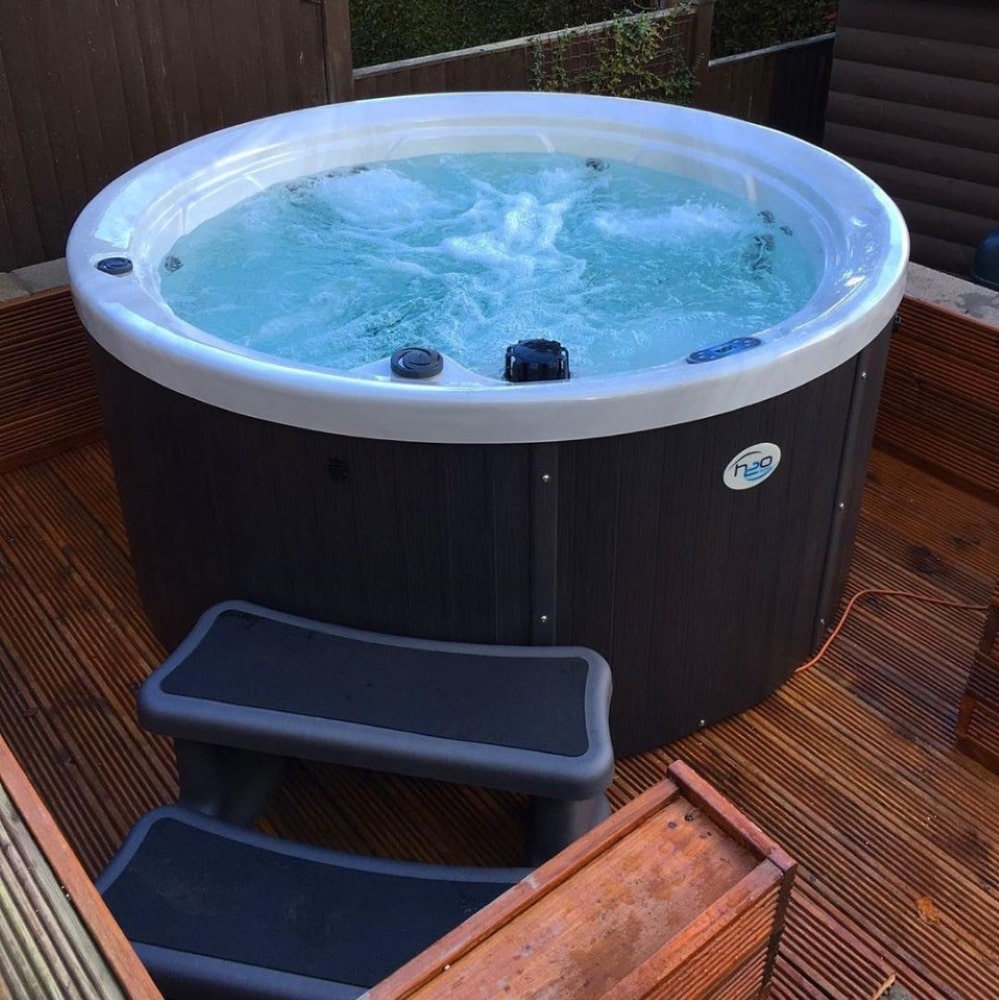 H2O 1000 Series round hot tub