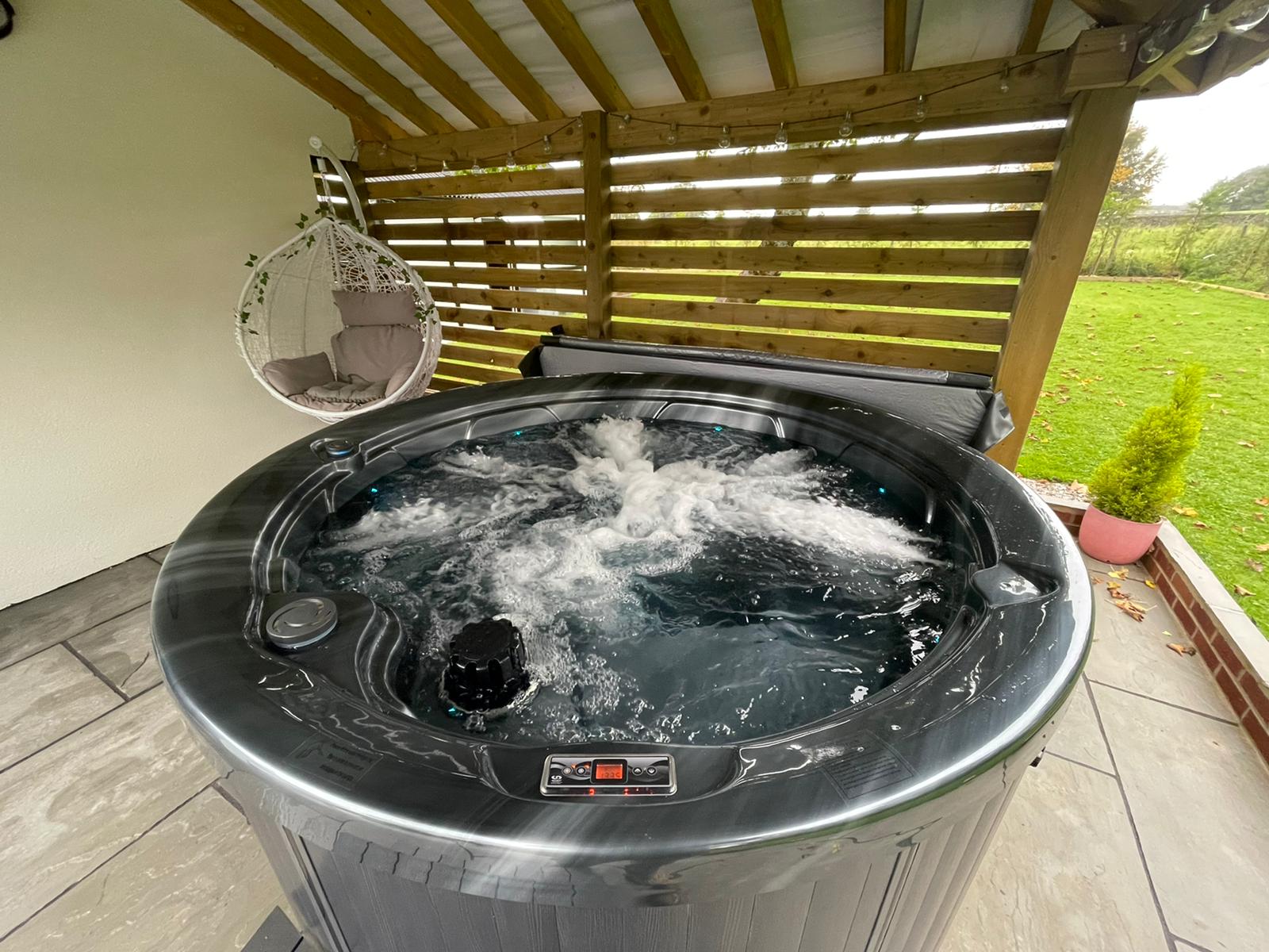 1000 Series round hot tub